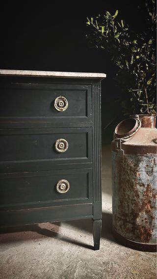 Cómoda francesa de madera y mármol