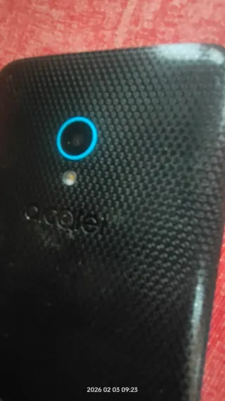 Móvil Alcatel antiguo negro y azul