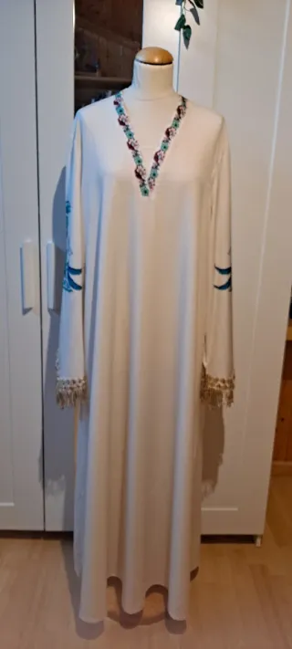 Vestido largo beige con flores