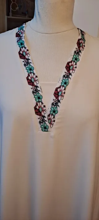 Vestido largo beige con flores