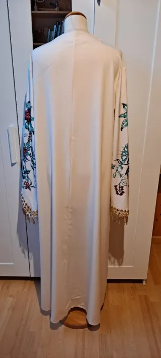 Vestido largo beige con flores