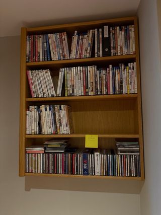 Librería suspendida en la pared de madera cerezo