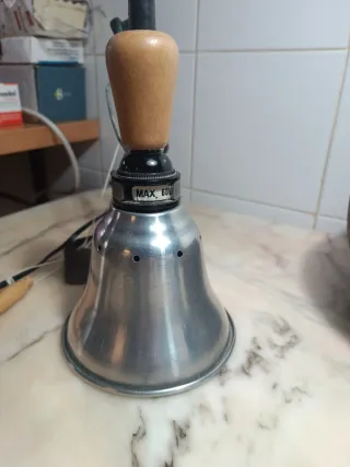 Lámpara con pinza metal y madera