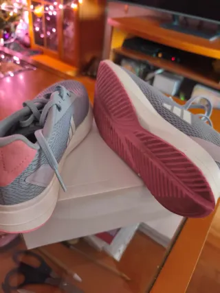 Zapatillas Adidas gris azulado y rosas