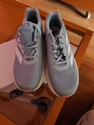 Zapatillas Adidas gris azulado y rosas