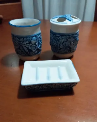 Set baño cerámica azul y blanco