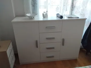 Cómoda auxiliar blanca