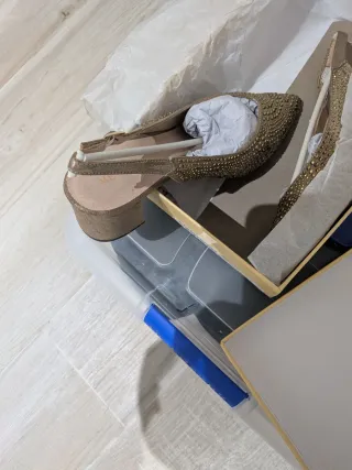 Zapatos de fiesta dorados sin estrenar