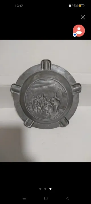 Cenicero antiguo artesanal con relieves