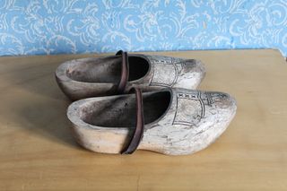 Zuecos de madera antiguos decorados