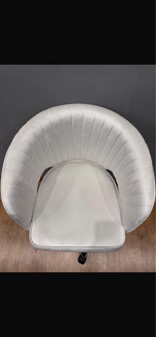 Silla auxiliar terciopelo blanco y metal.