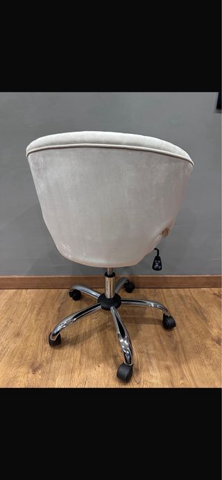 Silla auxiliar terciopelo blanco y metal.