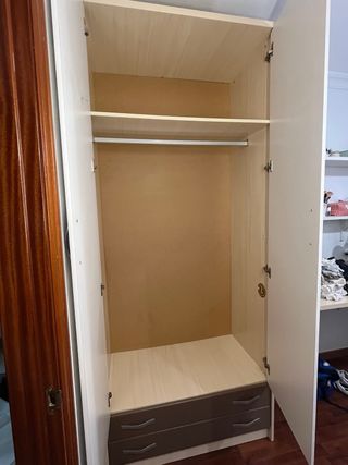 Armario blanco y marrón