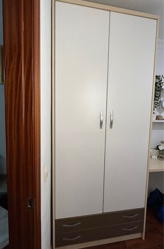 Armario blanco y marrón