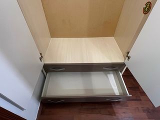 Armario blanco y marrón