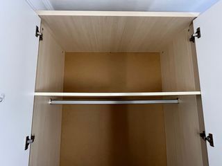 Armario blanco y marrón