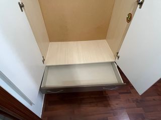 Armario blanco y marrón