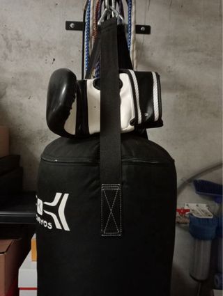 Saco de boxeo Domyos negro con guantes