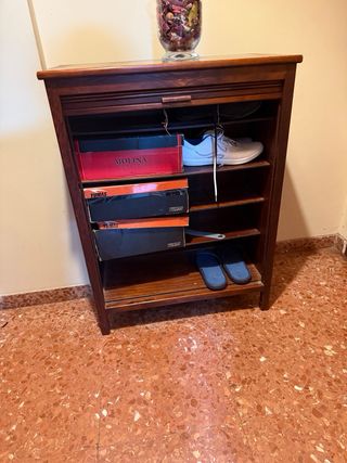 Zapatero de madera con persiana