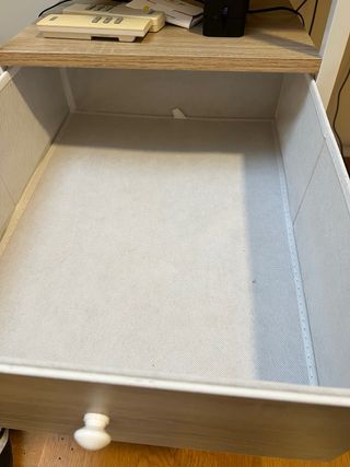 Escritorio curvo con monitor, webcam y micro