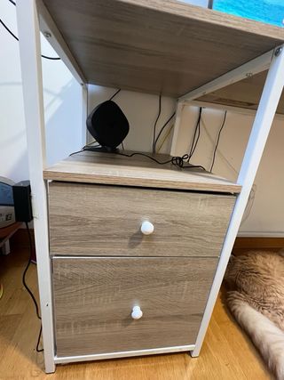 Escritorio curvo con monitor, webcam y micro