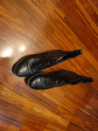 Botines negros con tachuelas