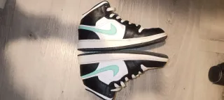 Tenis Jordan 1 Mid Negro Blanco Menta