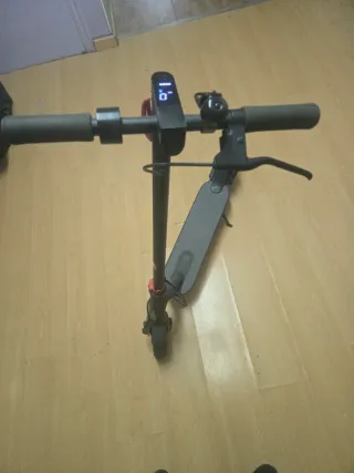 Patinete eléctrico gris