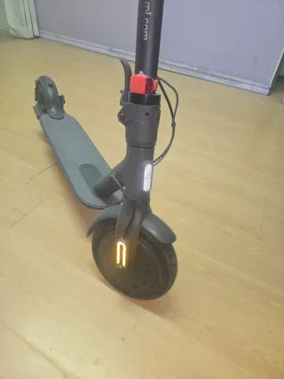 Patinete eléctrico gris