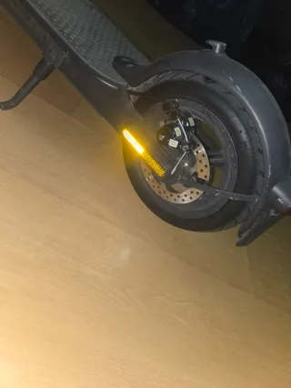 Patinete eléctrico gris