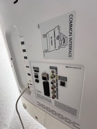 Smart TV Samsung blanca y plateada