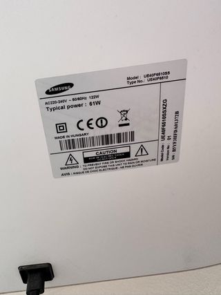 Smart TV Samsung blanca y plateada