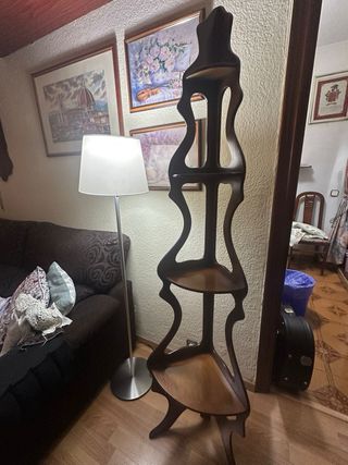 Estantería de esquina de madera