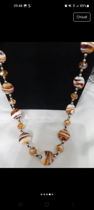Collana in vetro marrone e bianco