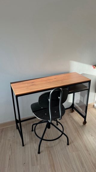 Escritorio compacto con silla