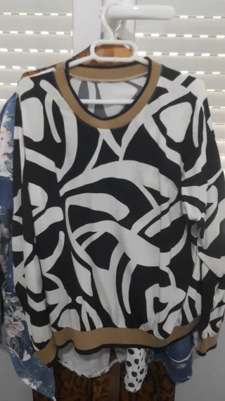 Camiseta estampada blanco y negro