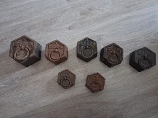 Antiche pesi in ghisa