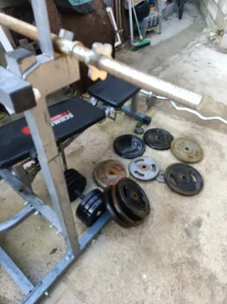 Banco de pesas con discos y barra