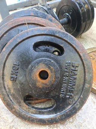 Banco de pesas con discos y barra