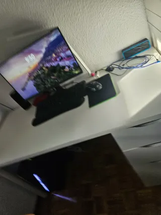 Escritorio blanco con cajonera