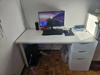 Escritorio blanco con cajonera