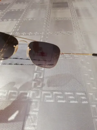 Gafas de sol Ray-Ban doradas y marrones