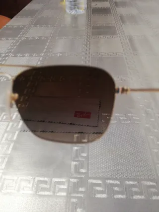 Gafas de sol Ray-Ban doradas y marrones