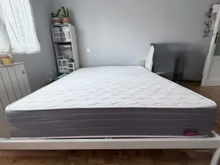 Base de cama con somier de madera