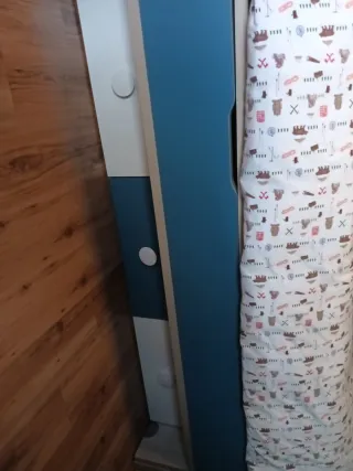 Dormitorio :cama nido , escritorio, estantería