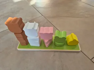 Juego de apilar animales de madera