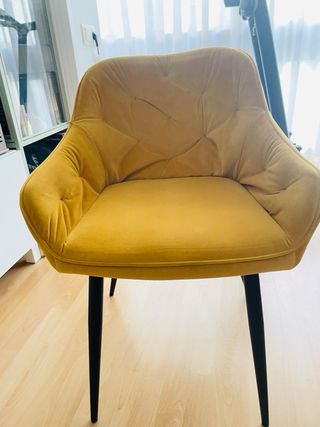 Silla terciopelo mostaza patas hierro negro -