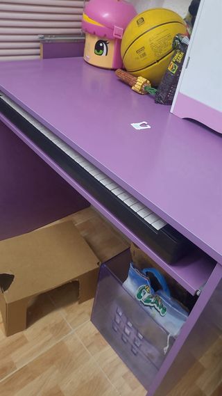 2 escritorios morados con bandeja extraíble