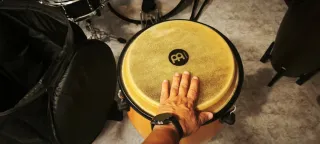Una tumbadora sola conga Meinl 12" Tumba Percusión