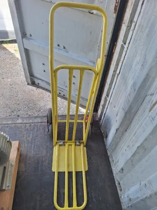 Carro de transporte amarillo